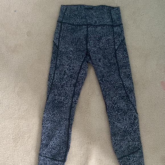 Black and white pattered lululemon full length leggings - Picture 2 of 7